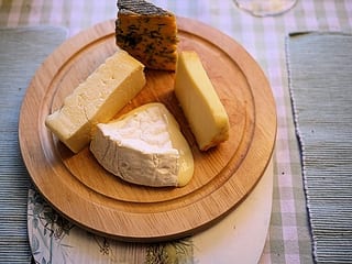 Een plateau met Franse kaas