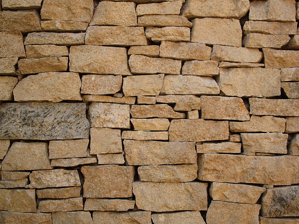 een stenen muur, de bouwstenen van je verhaal, de structuur