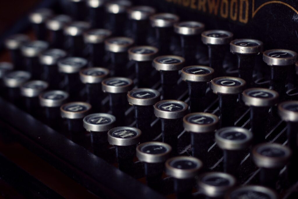 een woord maken met een ouderwetse typemachine