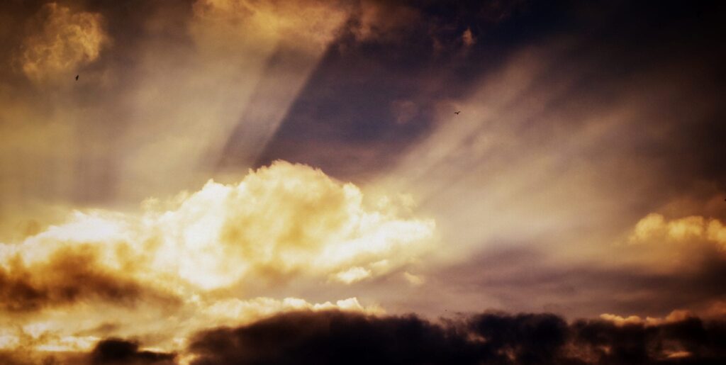 achter de wolken schijnt de zon