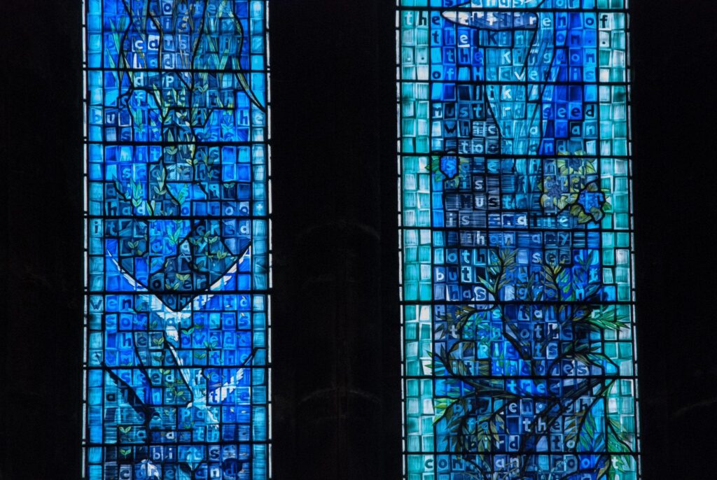 blauw glas-in-lood raam