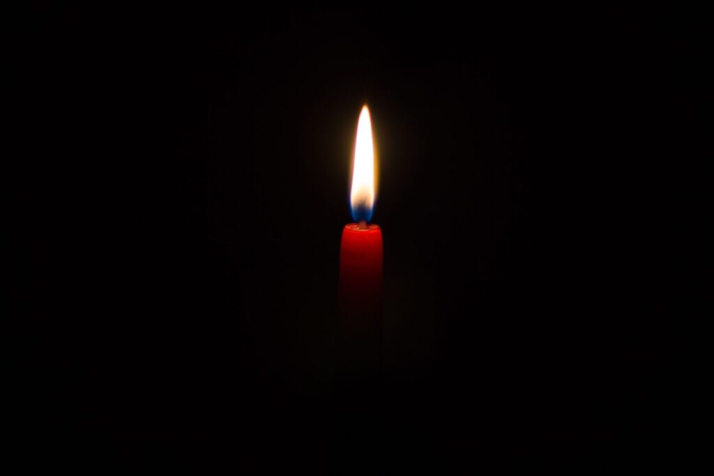 david-monje-vRH__teNKBM-unsplash Een kaars branden